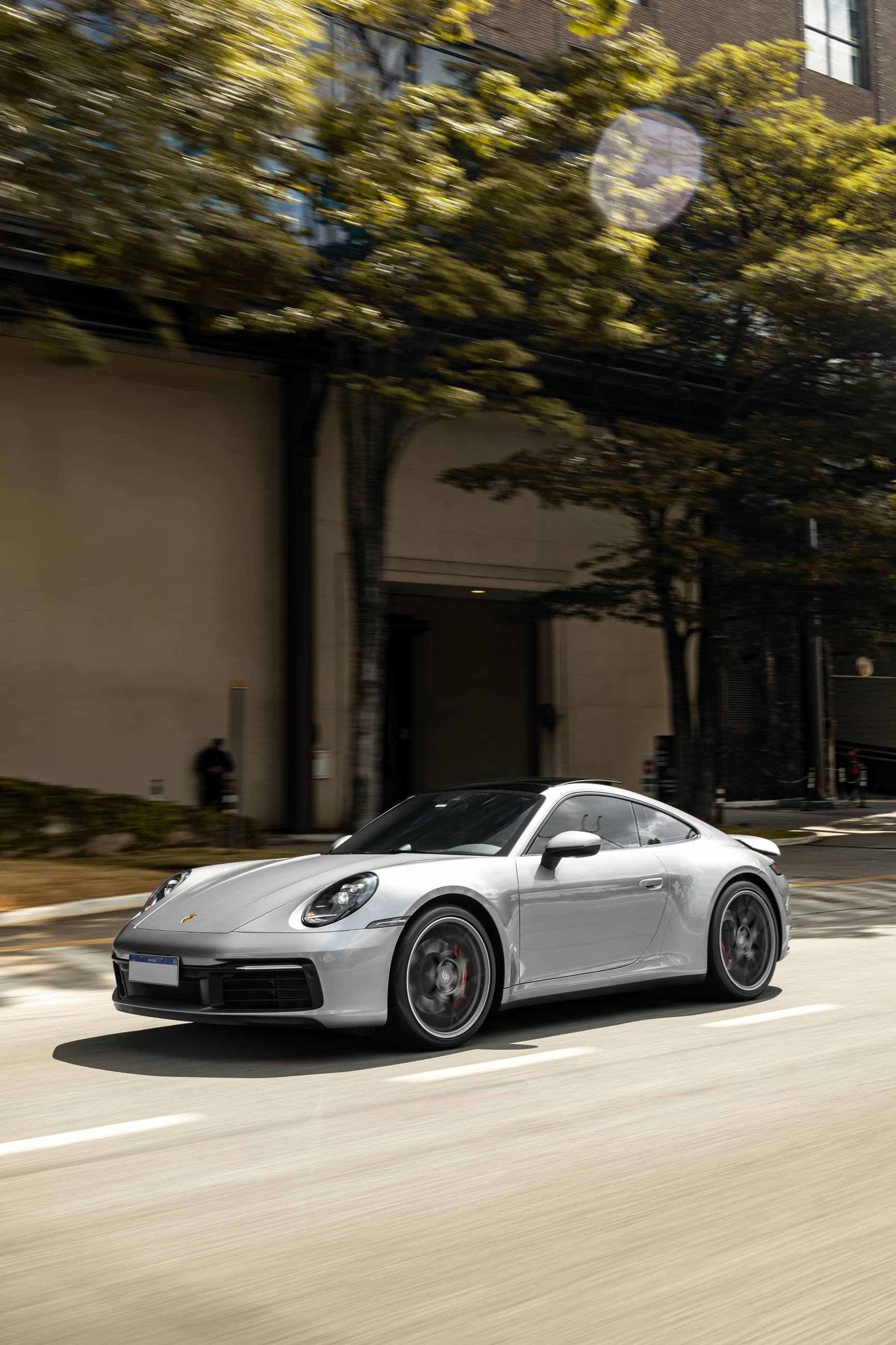 Porsche 911 Carrera S prata em movimento